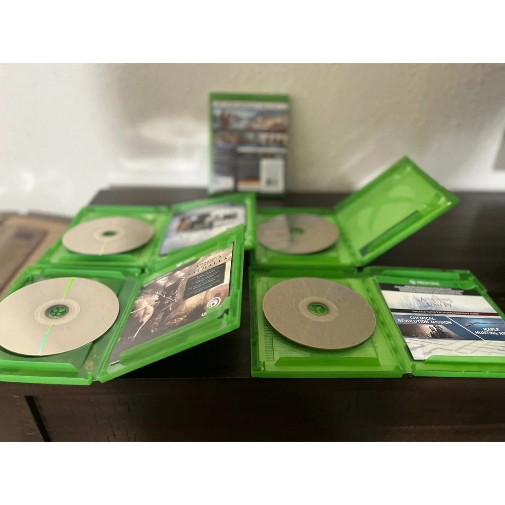 Microsoft Xbox One Console Holiday Bundle 2 Controllers 5 Assassin's Creed Games